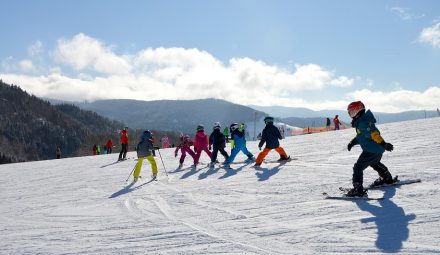 Dzieci na stoku narciarskim