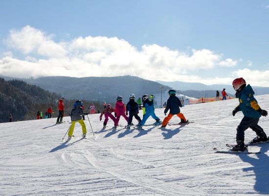 Dzieci na stoku narciarskim