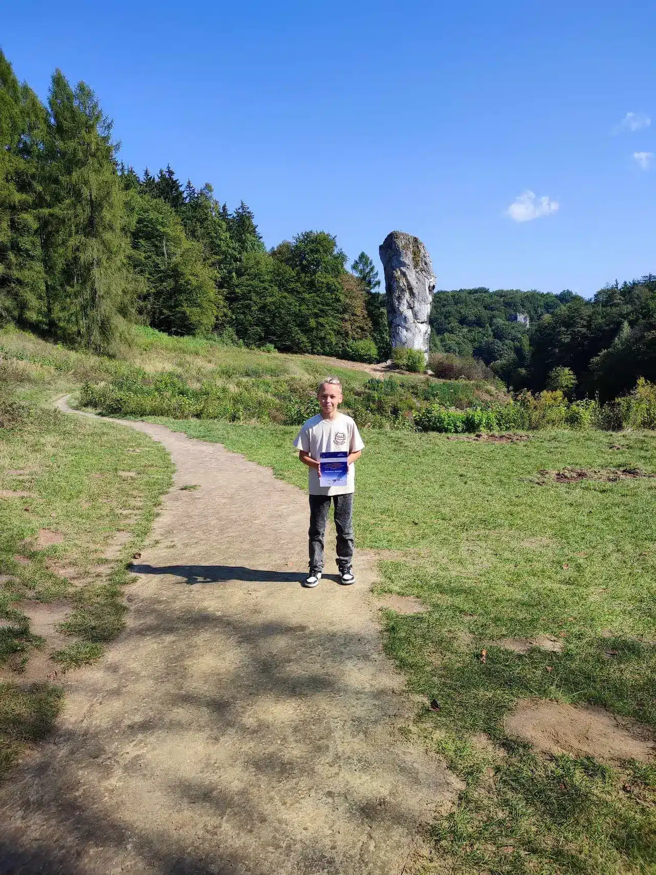 chłopiec na wycieczce szkolnej w ojcowskim parku narodowym